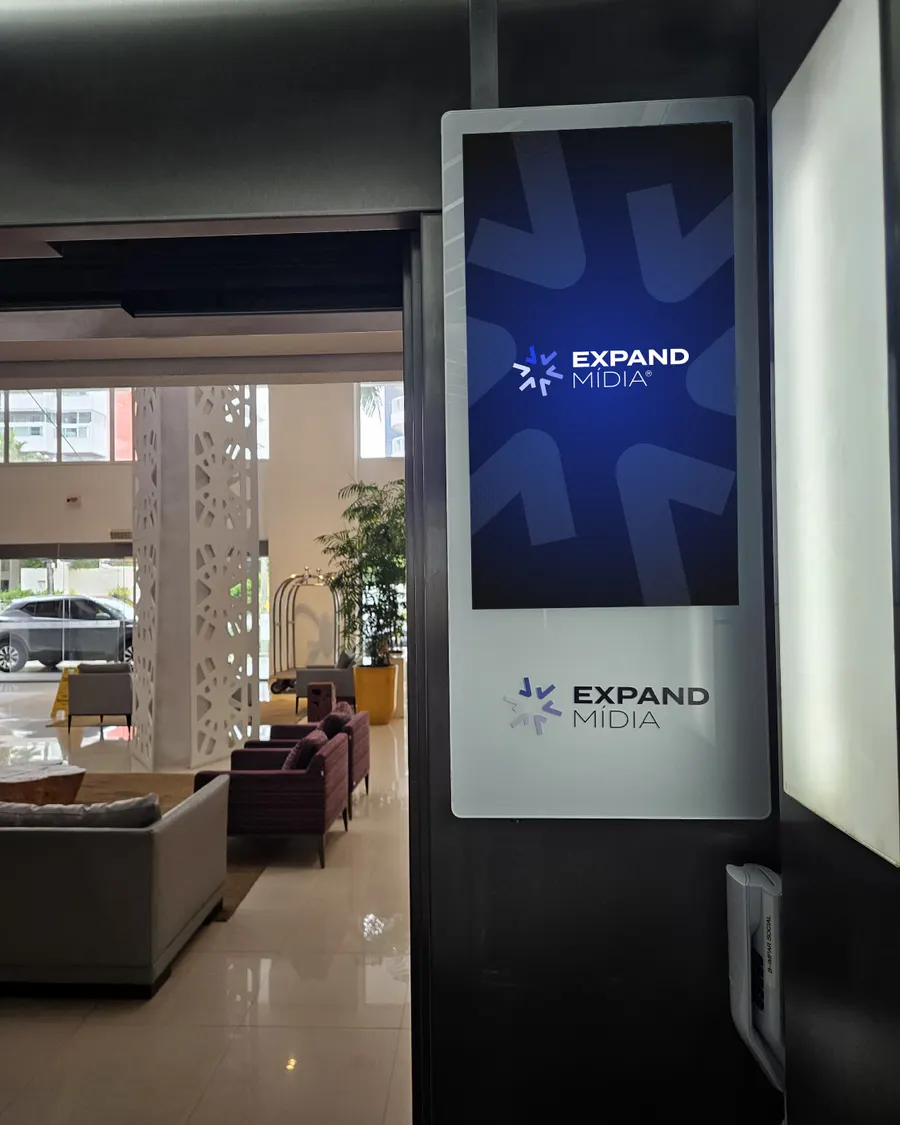 Painel de LED Expand Mídia na praça de alimentação de um shopping