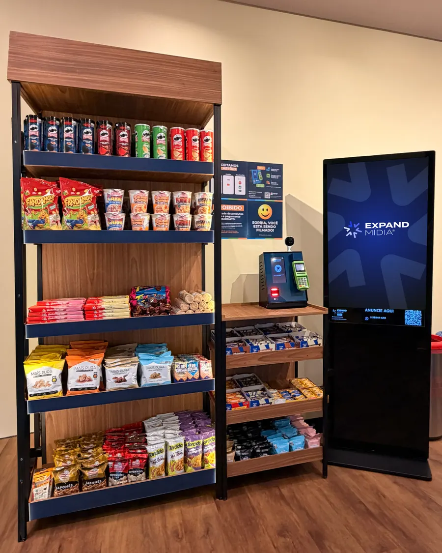 Totem digital Expand Mídia em corredor de shopping